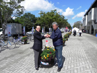 花の装飾事業に小泉市長から慰労のあいさつ